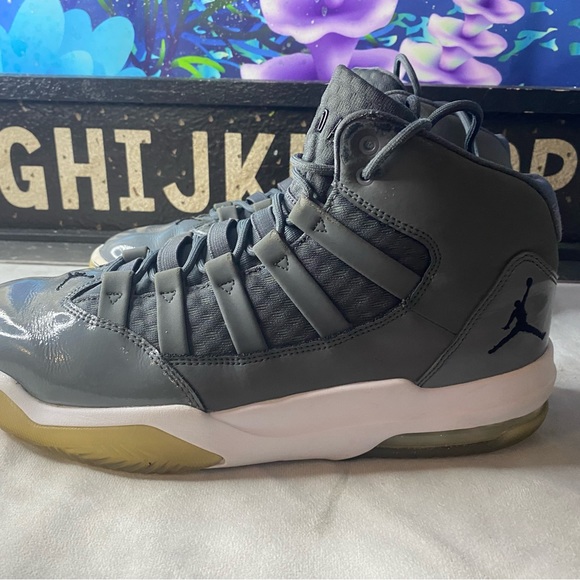 jordan aura max grey